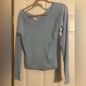 BDG XL LS ladies light blue v-neck top NWOT PTP 18”